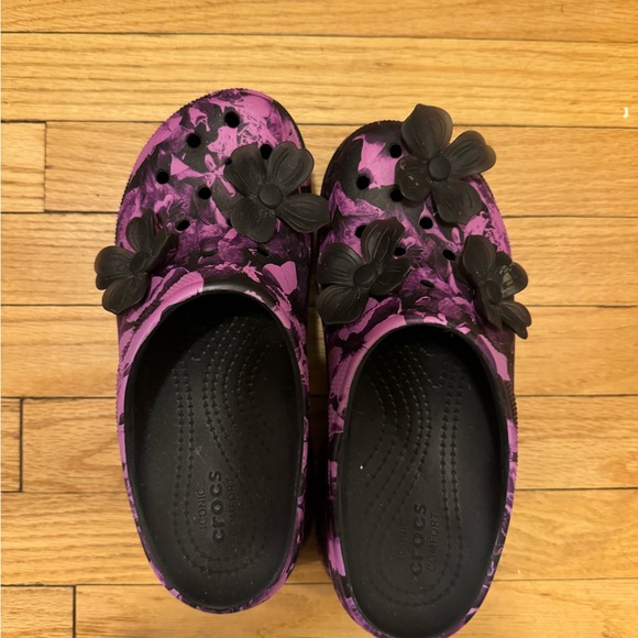 CROCS Purple Floral Platform Clogs with Black Flower Charms - Picture 2 of 2